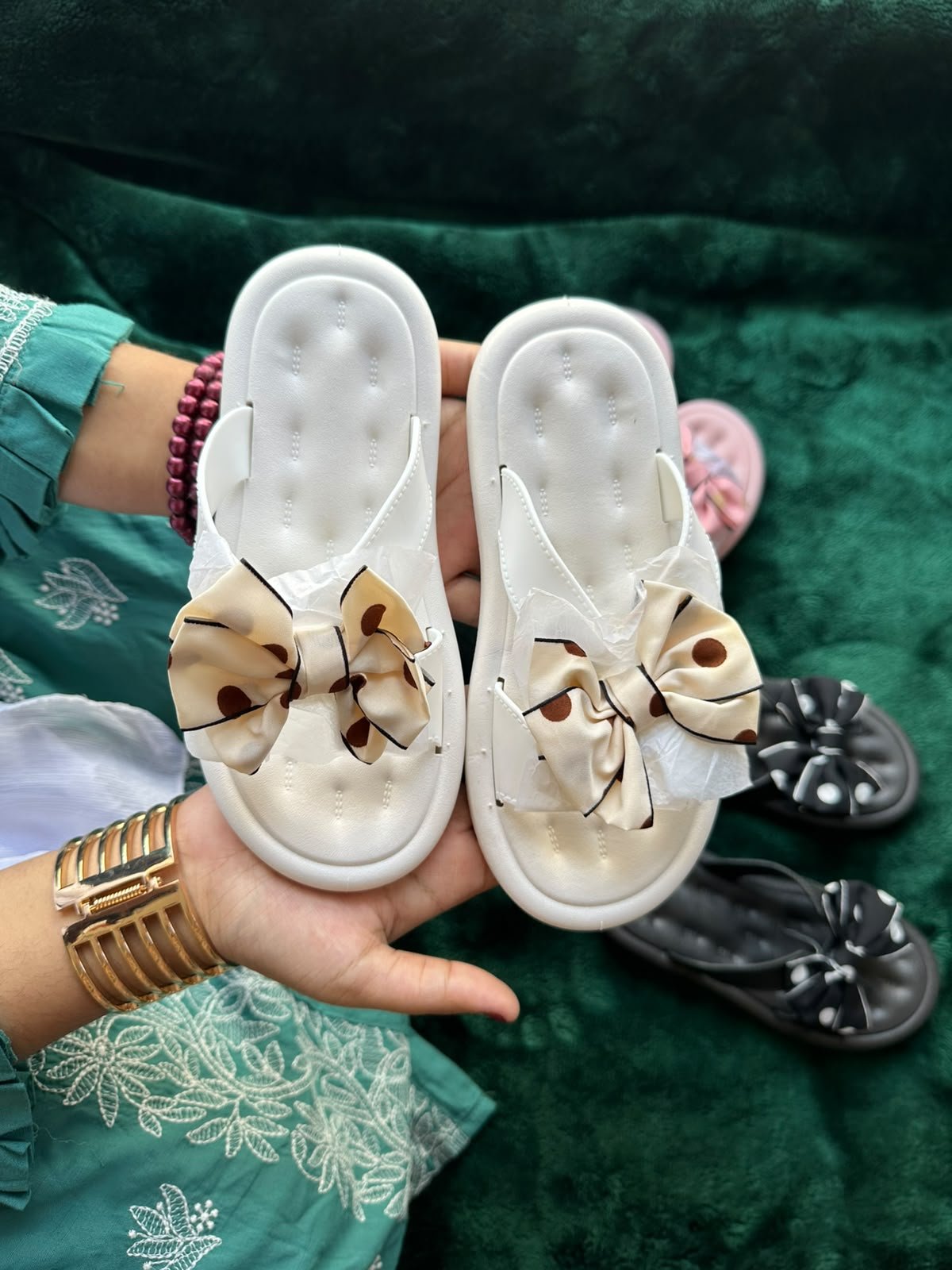 Teens’ Flower-Design PU slides in White
